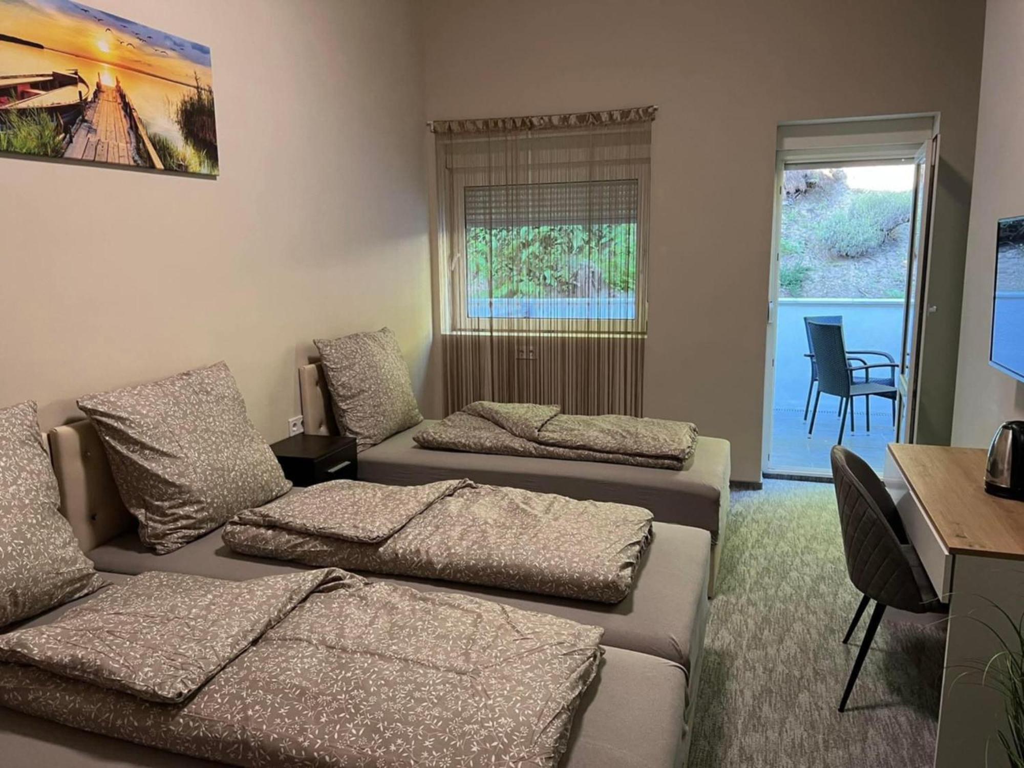 Kinizsi Udvar Apartmanhaz Балатонбоглар Екстер'єр фото